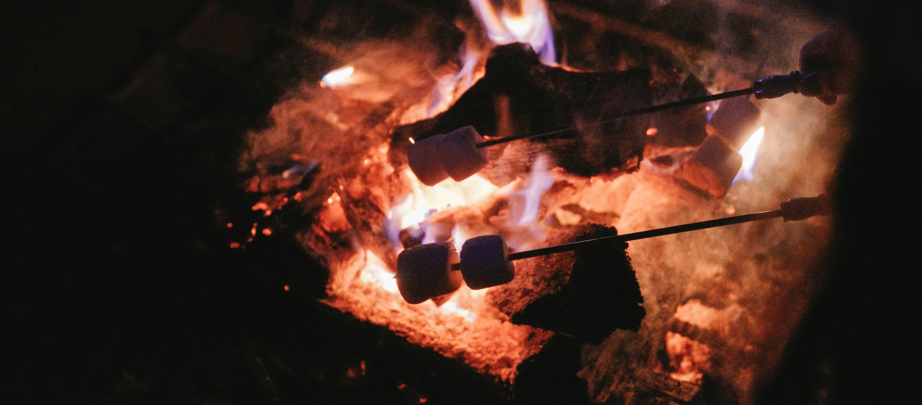 Marshmallow grillen über der Feuerschale von unico swiss