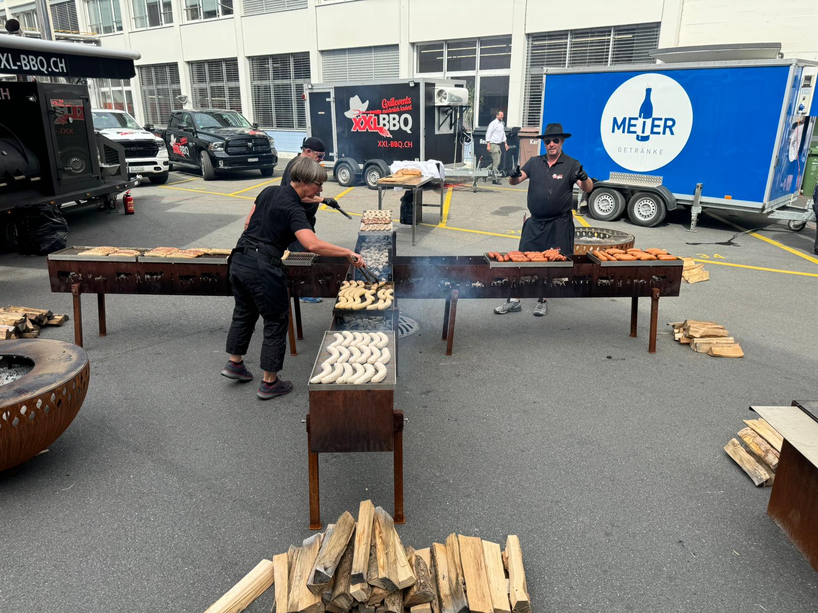 Grösster Spiessgrill in Betrieb mit Fleisch. Grillfest bei Thyssenkrupp – unico swiss