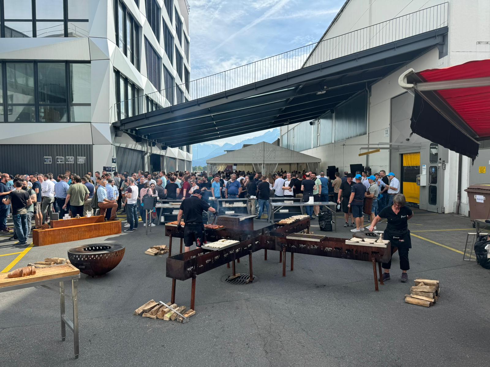 Grillfest mit vielen Gästen am grössten Spiessgrill der Schweiz in Thyssenkrupp – unico swiss