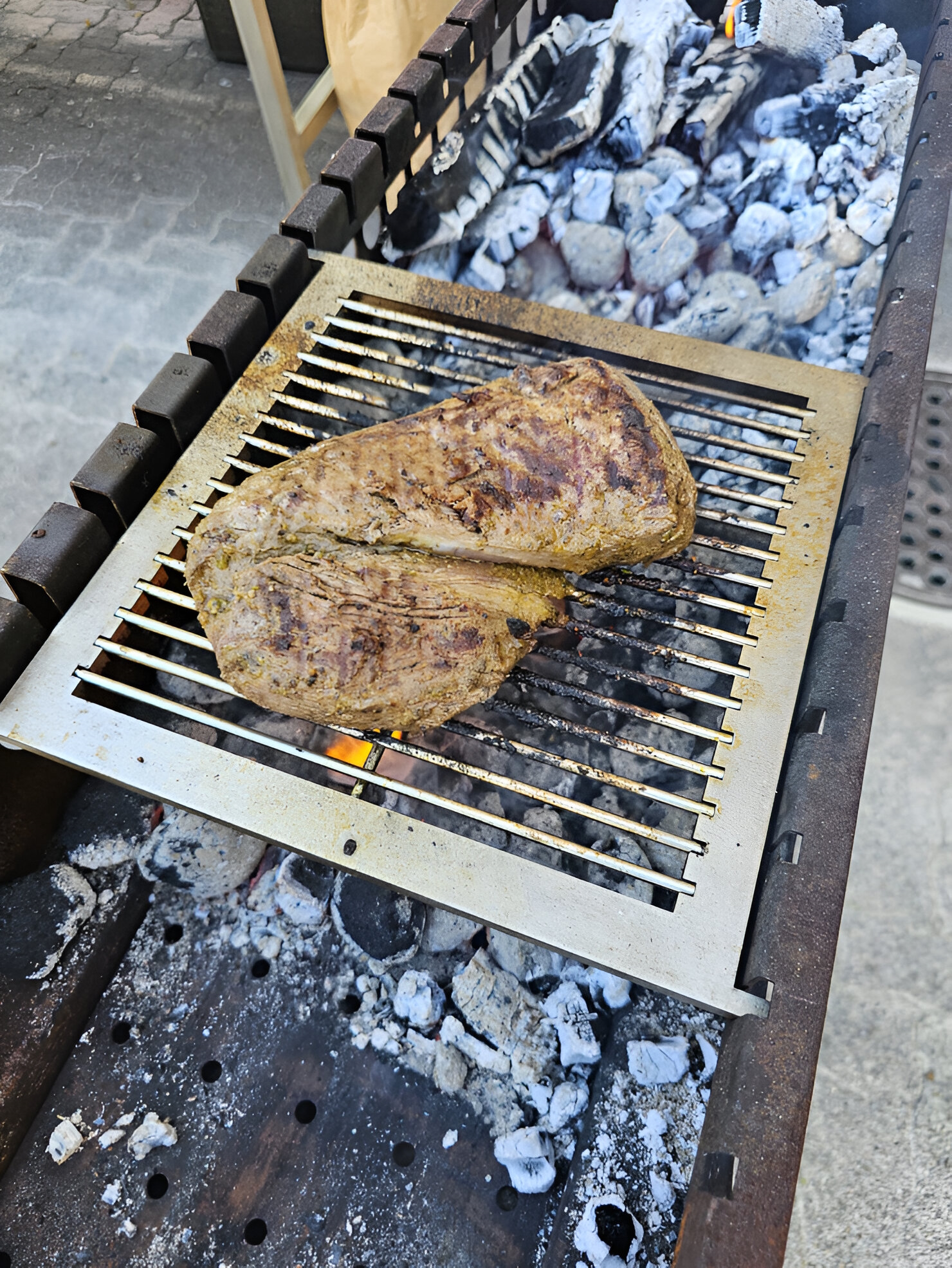 Der Spiessgrill mit Fleisch von unico swiss in Aktion mit Grillmeister Freddy Camerer