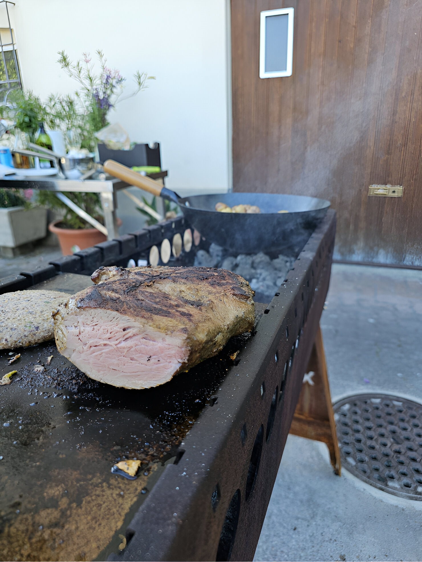 Fleisch angeschnitten & Wok-Pfanne mit Kartoffeln auf Spiessgrill von unico swiss