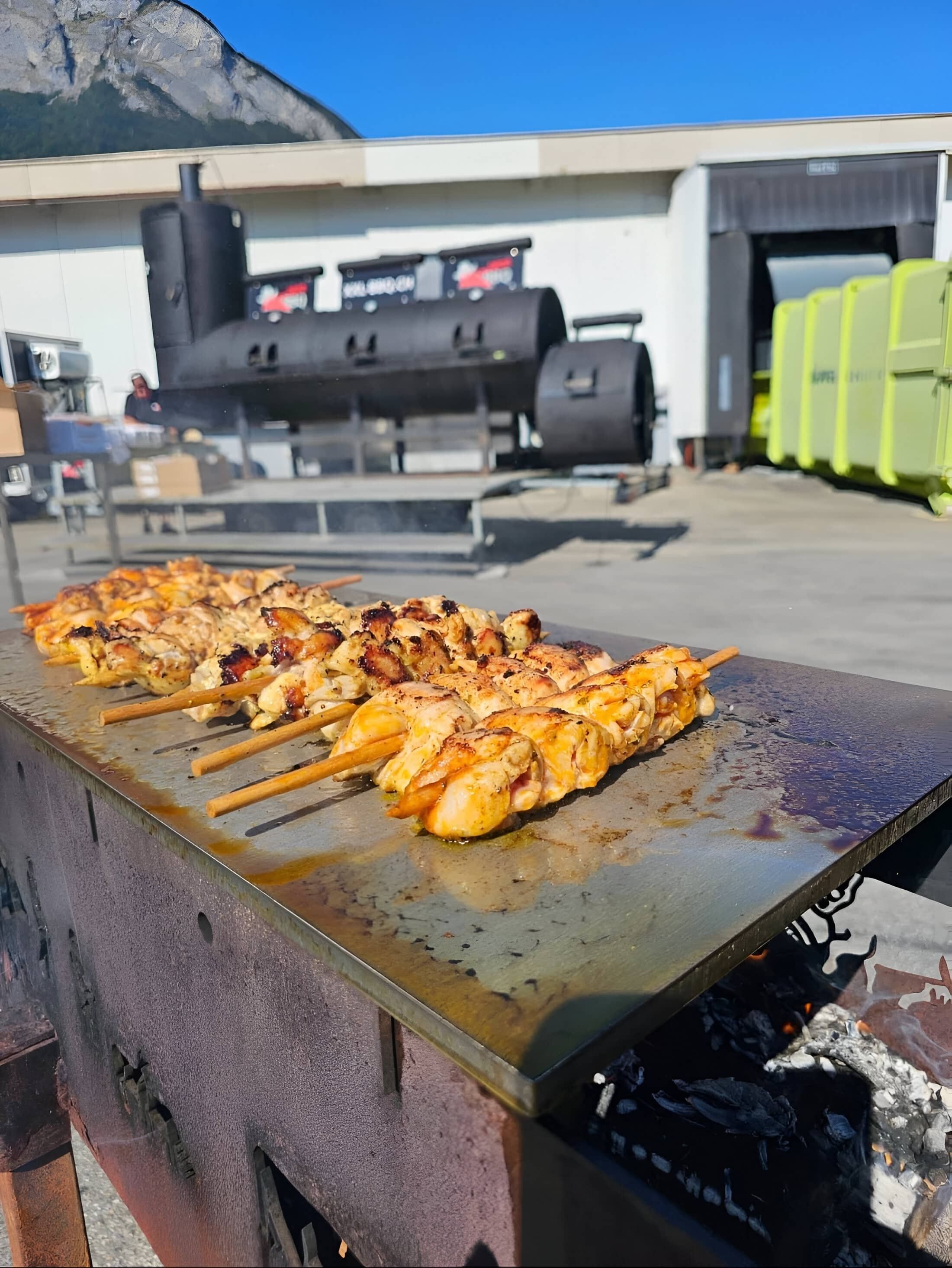 Pouletspiesse fertig gebraten auf einer Grillplatte auf dem grössten Spiessgrill der Schweiz von unico swiss.