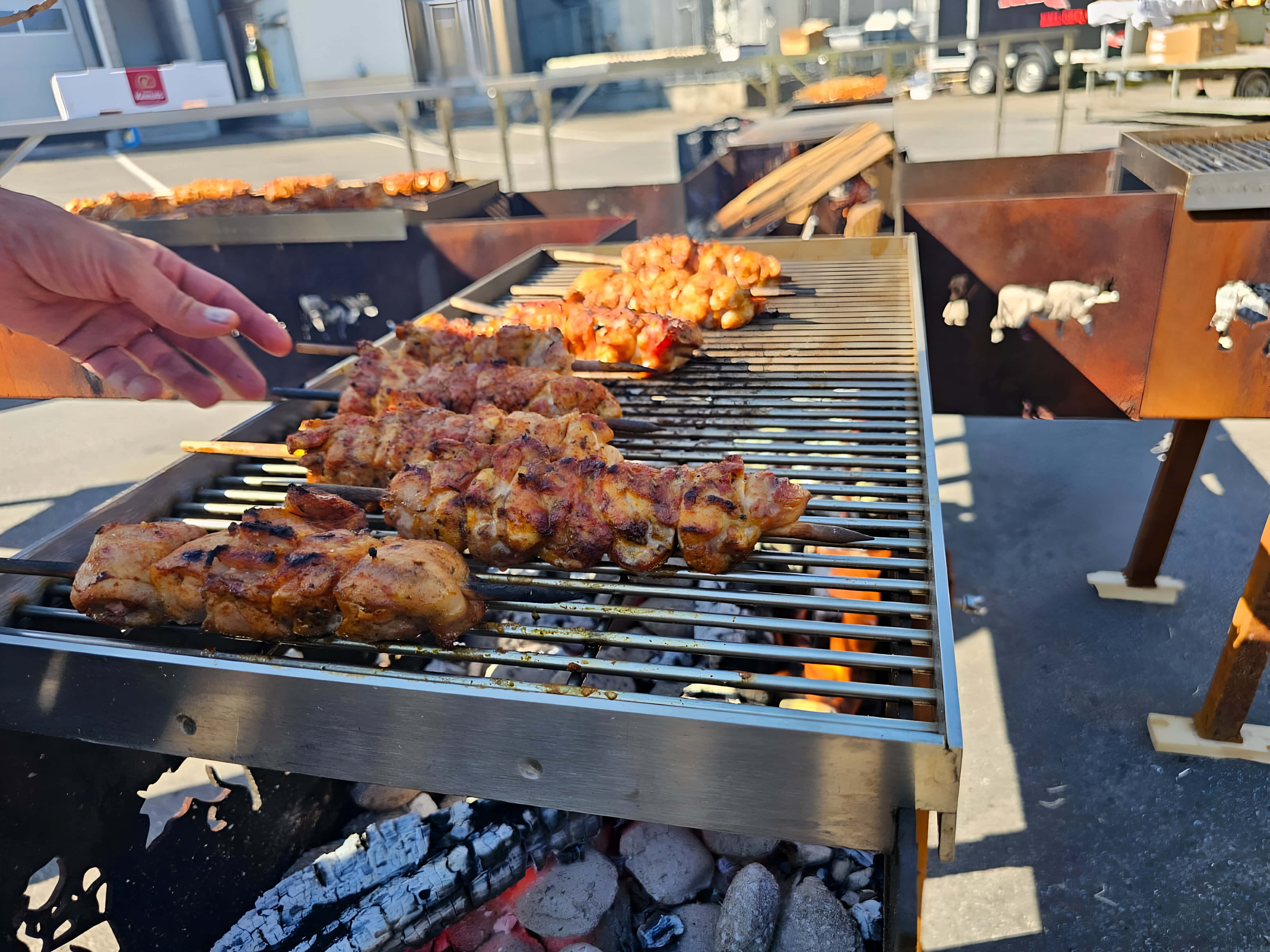 Pouletspiesse fertig gebraten auf einem Grillrost auf dem grössten Spiessgrill der Schweiz von unico swiss.