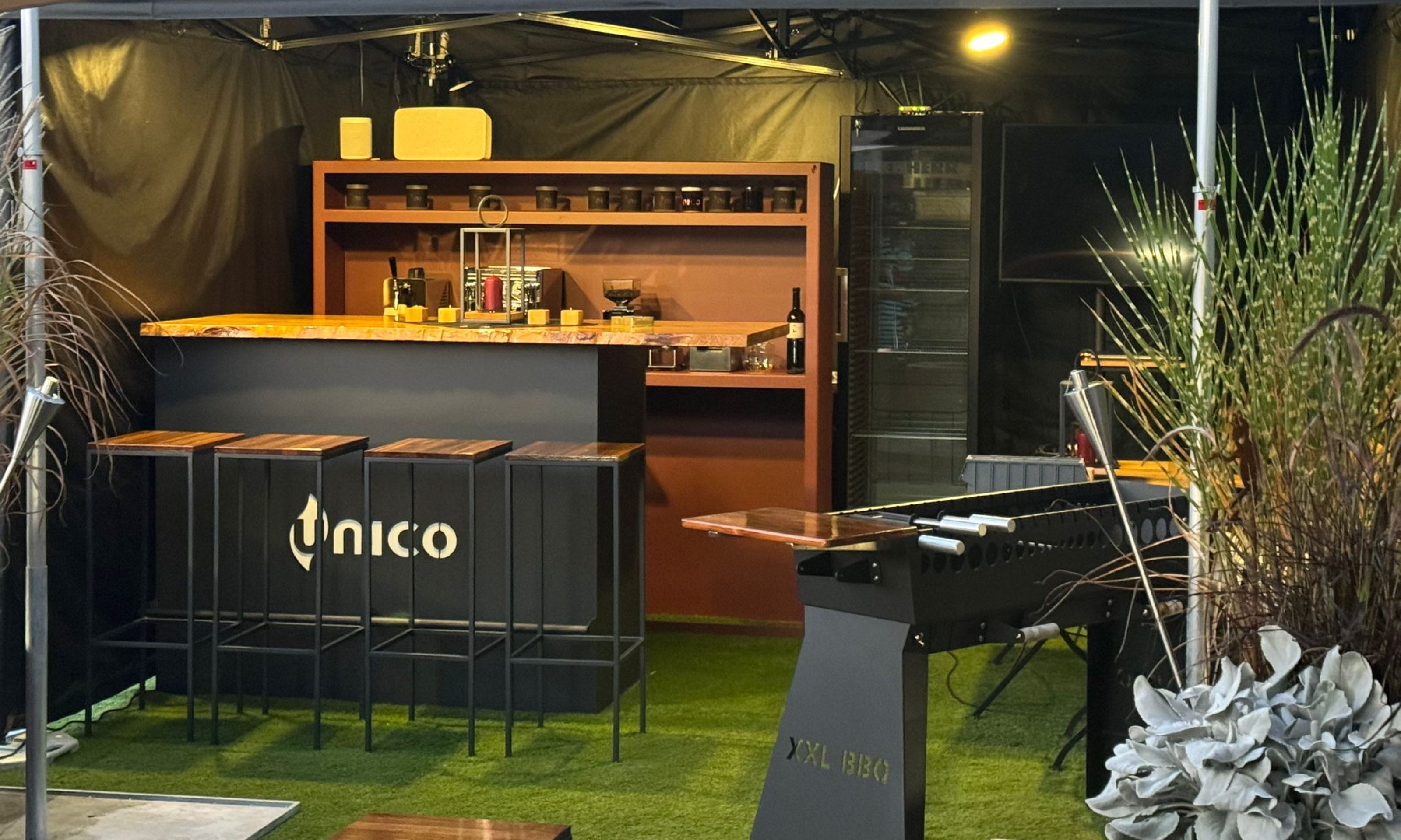 unico swiss OLMA Messestand mit Bar und Ausstellungsstücken im Aussenbereich